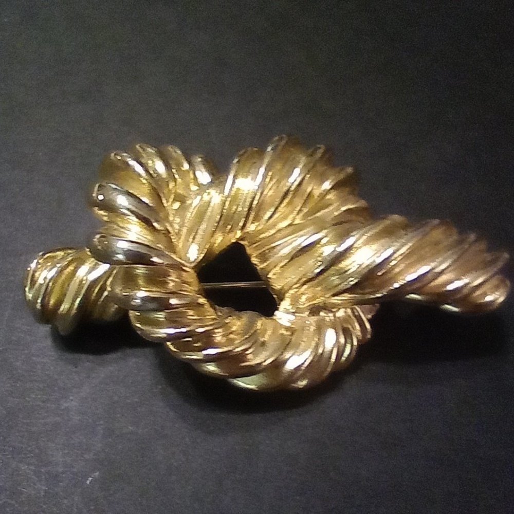 Carol Lee Vintage Gold Tone Rope Knot 2 1/4 Inch Brooch Pin
